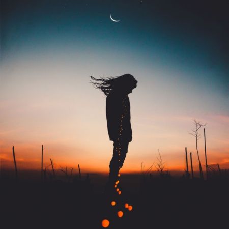Silhouette trên nền trời hoàng hôn, mặt trăng lưỡi liềm, chất lượng HD, kích thước 1080x1920, phong cảnh huyền bí.