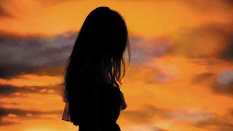 Silhouette người trước hoàng hôn, nền trời cam ấn tượng, độ phân giải 450x800, chất lượng HD, hình nền nghệ thuật.