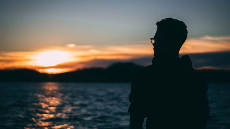 Silhouette người trước hoàng hôn trên biển, nền 1080x1920, hình ảnh HD, phong cảnh thiên nhiên lãng mạn.