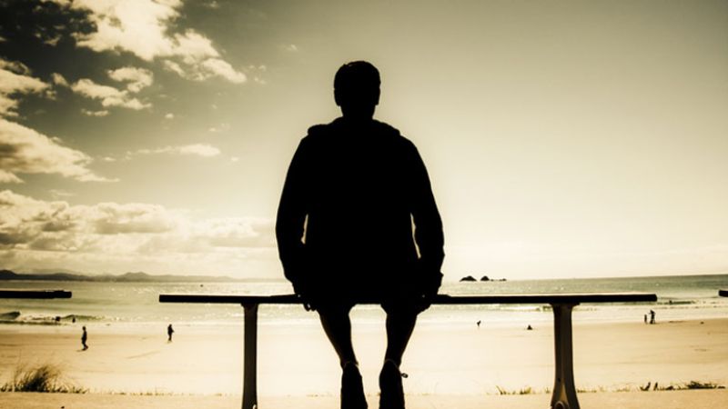 Silhouette bên bờ biển lúc hoàng hôn, độ phân giải 1080x1920, chất lượng HD, phong cách thư giãn và yên bình.