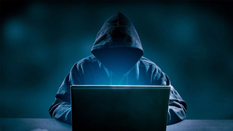 Hình nền hacker với máy tính xách tay trong bóng tối, độ phân giải 1080x1920, chất lượng HD, chủ đề an ninh mạng.