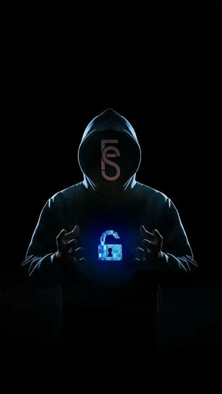 Hình nền hacker bí ẩn cầm biểu tượng khóa phát sáng, độ phân giải 1080x1920, chất lượng HD, chủ đề an ninh mạng.