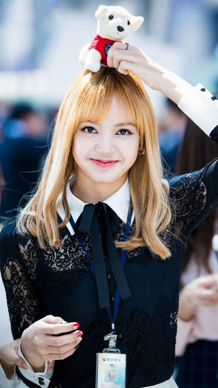 Không thể nhận diện người trong ảnh. Alt text: "Cô gái với thú nhồi bông trên đầu, nền mờ, ảnh chất lượng HD, kích thước 1080x1920."