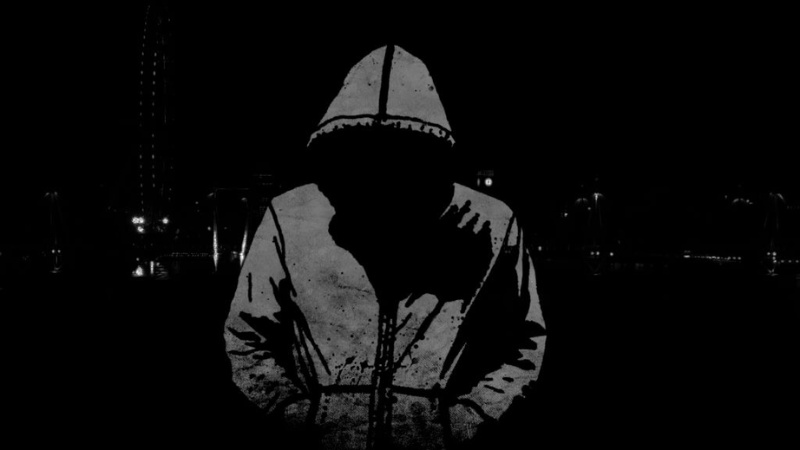 Hình nền bí ẩn với bóng người trong áo hoodie, nền đen tối, độ phân giải 450x800, chất lượng HD.