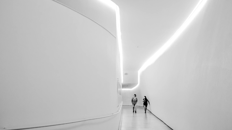Hành lang trắng hiện đại với ánh sáng LED, người đi bộ, hình nền đơn sắc ấn tượng, độ phân giải 450x800, chất lượng HD.