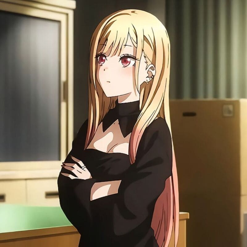 Anime cô gái tóc vàng trong phòng, phong cách nghệ thuật chi tiết, nền HD 1080x1920, cảm giác bí ẩn quyến rũ.