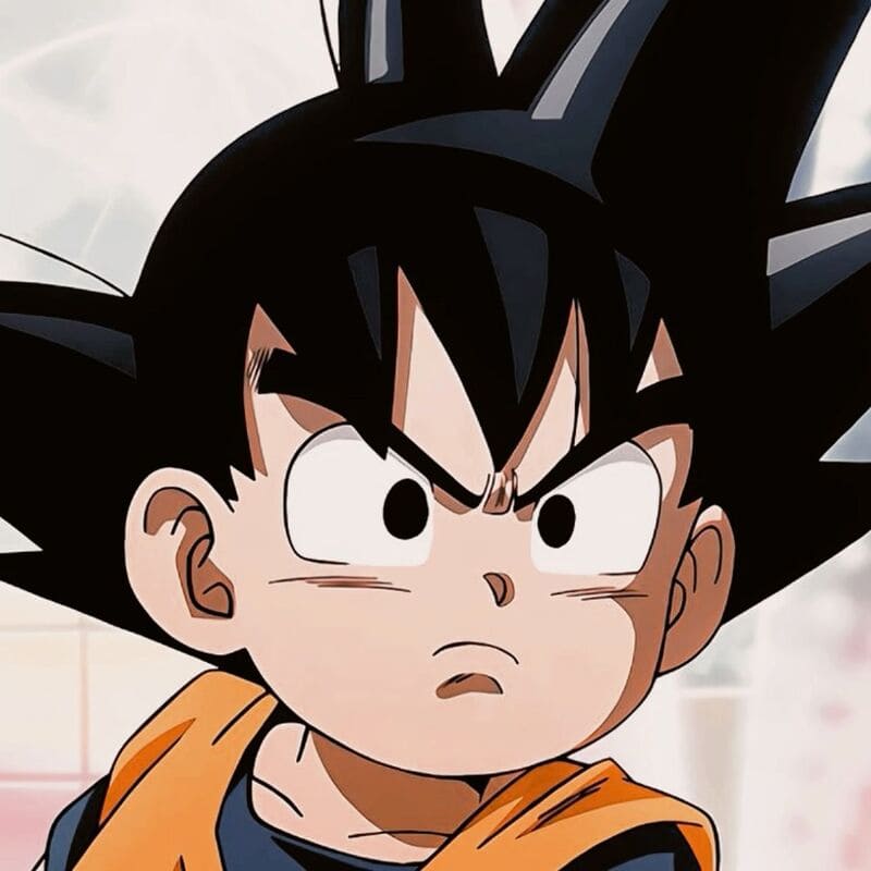 Hình nền anime cậu bé tóc dựng, biểu cảm nghiêm túc, chất lượng HD, độ phân giải 768x768, phong cách sống động.