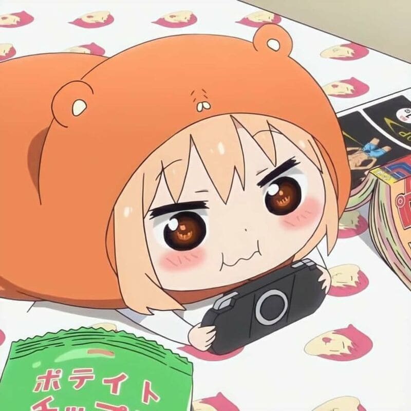Nhân vật anime dễ thương trong trang phục thú bông, chơi game, hình nền HD 1080x1920, phong cách vui nhộn.