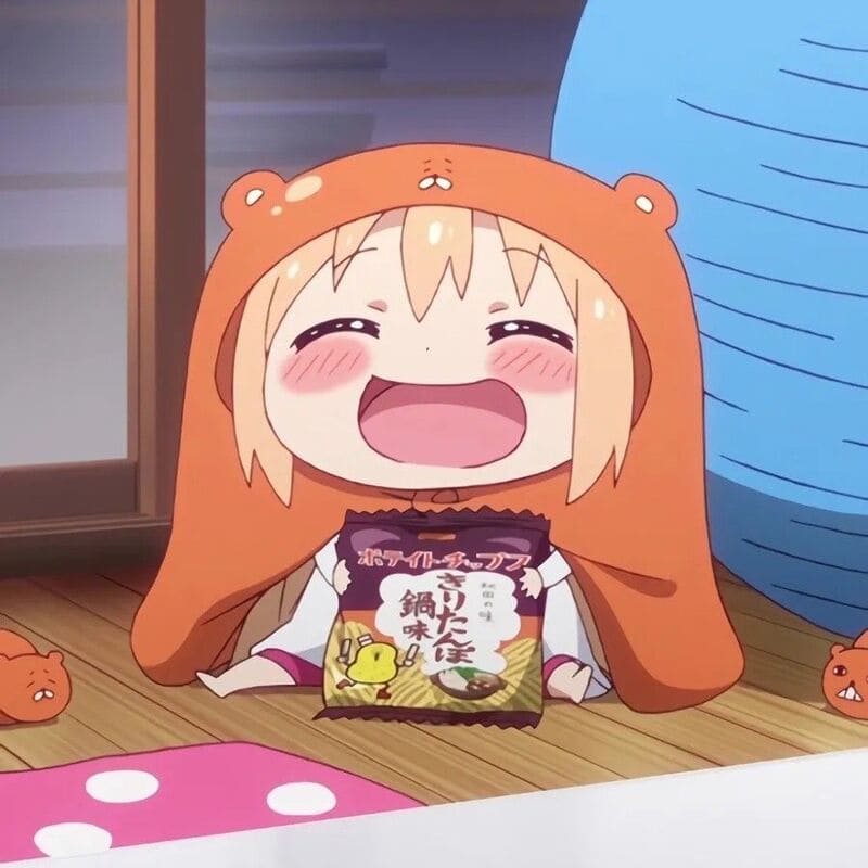 Nhân vật anime dễ thương đội mũ thú, cười rạng rỡ với túi snack, hình nền HD 768x768, phong cách hoạt hình vui nhộn.