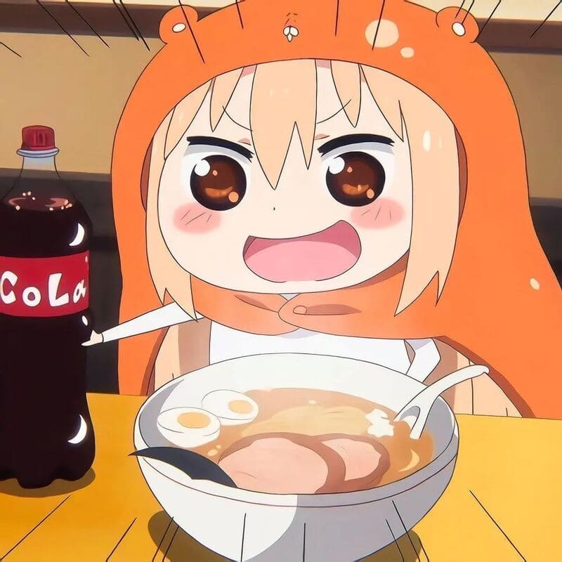 Nhân vật anime dễ thương mặc áo cam ngồi trước tô mì và chai nước ngọt, hình nền HD 1080x1920.