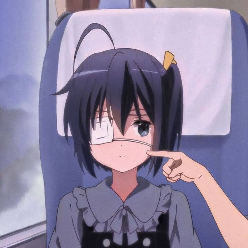 Anime cô gái trẻ với băng mắt, cảm xúc dễ thương; hình nền HD 1080x1920, phong cách anime sống động.