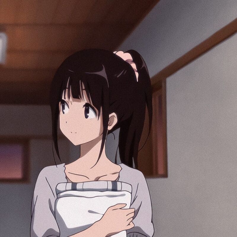 Anime cô gái cầm gối trong nhà, phong cách nhẹ nhàng, độ phân giải 1080x1920, HD.