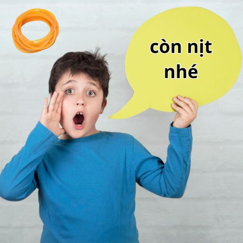 Thiếu niên ngạc nhiên với bong bóng thoại màu vàng, ảnh nền sáng tạo, chất lượng HD, độ phân giải 1080x1920.