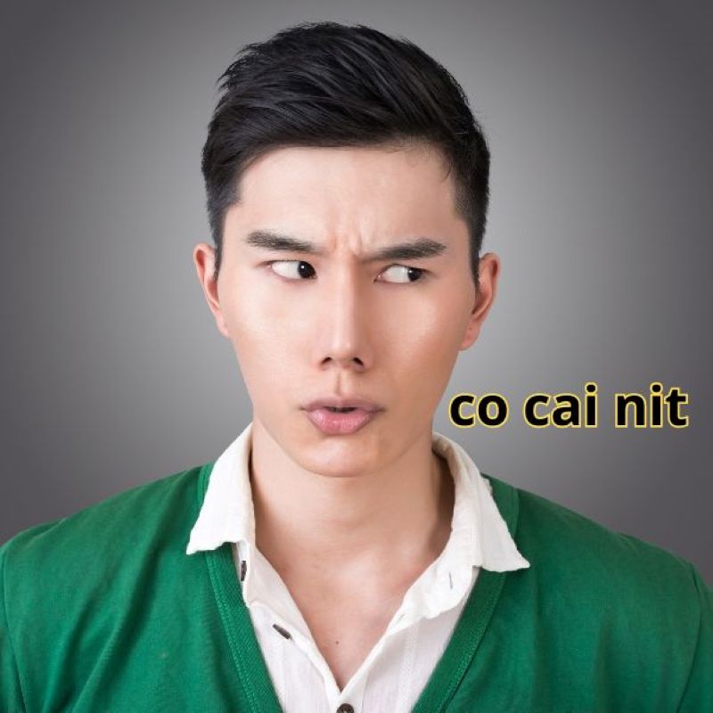Nam giới với biểu cảm suy tư, nền xám, độ phân giải 768x768, hình ảnh chất lượng HD, thời trang nam cá tính.
