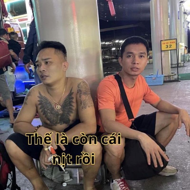 Người đàn ông ngồi ngoài trời, độ phân giải 768x768, hình ảnh chất lượng HD, phong cách đường phố.
