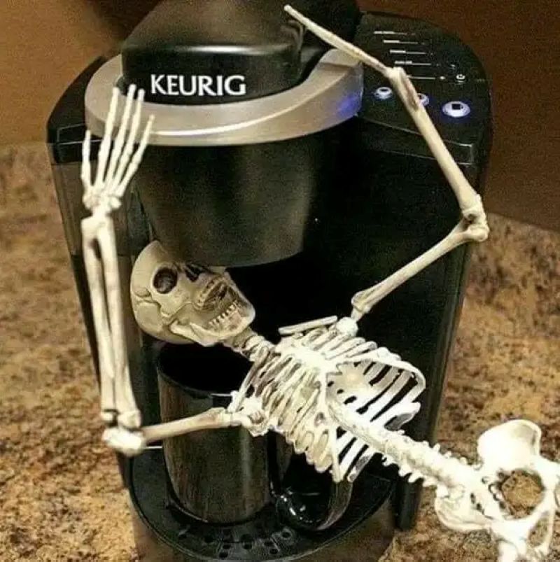 Bộ xương hài hước nằm trên máy pha cà phê Keurig, ảnh chất lượng HD, kích thước 770x768, chủ đề cà phê và Halloween.