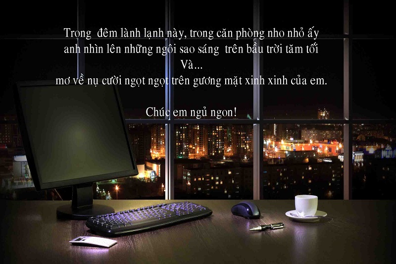 Màn hình máy tính trên bàn làm việc đêm, cửa sổ nhìn ra thành phố, độ phân giải 533x800, chất lượng HD.