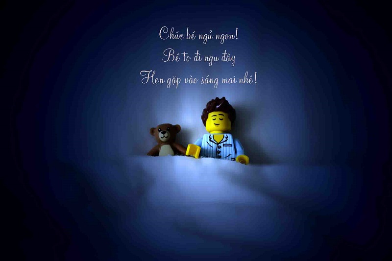 Ảnh nền Lego nhân vật ngủ bên gấu bông, câu chúc ngủ ngon, 533x800, HD, thư giãn, giấc ngủ ngon.