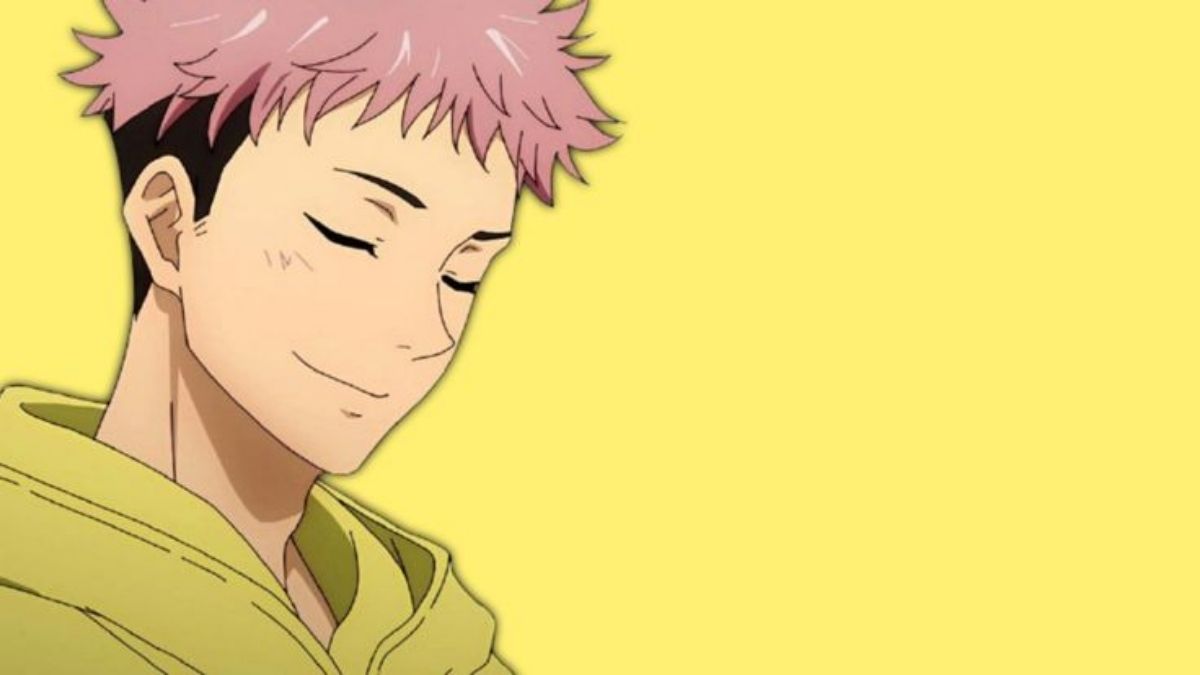 Hình nền anime với nhân vật tóc hồng, áo hoodie vàng, nền vàng. Độ phân giải 1080x1920, chất lượng HD.