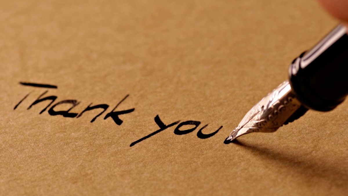 Bút máy viết "Thank you" trên giấy nâu, ảnh nền HD 675x1200, truyền tải thông điệp biết ơn phong cách cổ điển.
