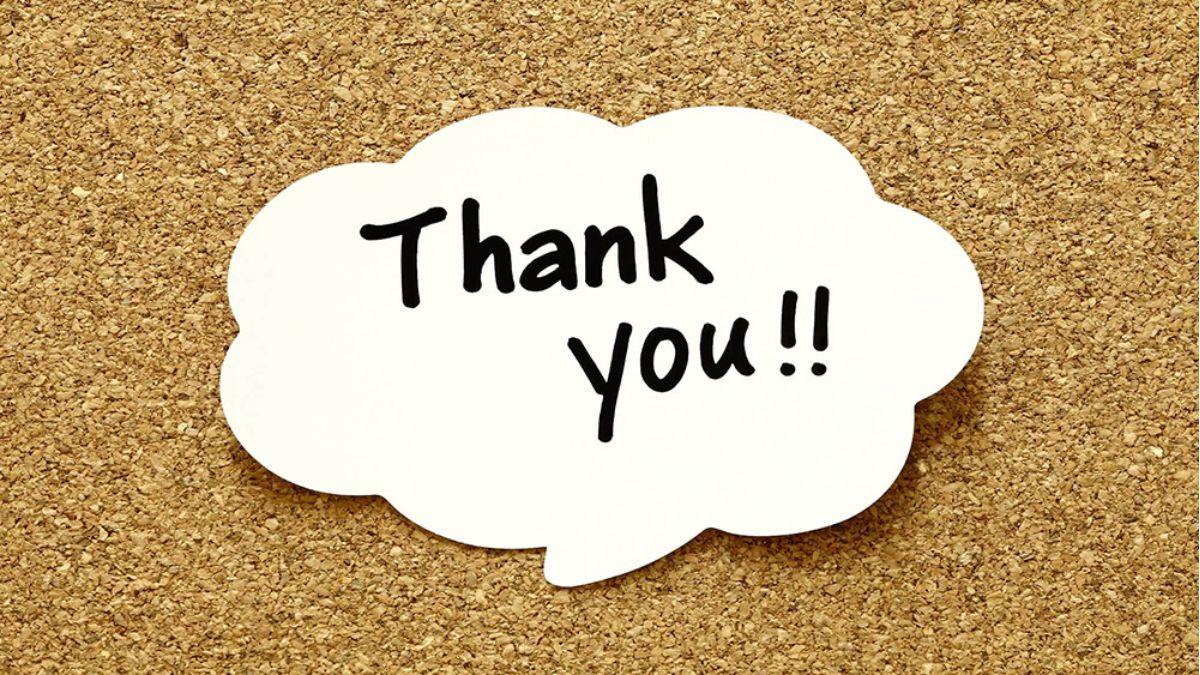 Hình nền thông điệp "Thank you" trên nền bảng ghim, độ phân giải 1080x1920, chất lượng HD, tạo cảm giác biết ơn.