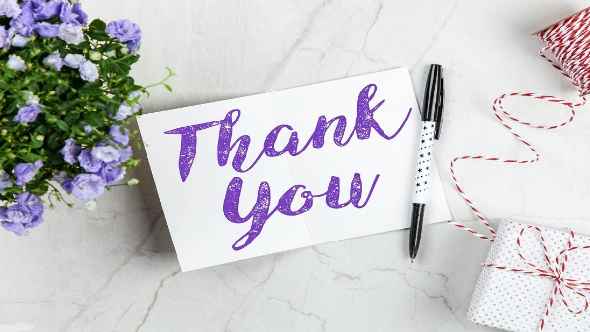 Thiệp "Thank You" nền trắng với hoa tím, bút và hộp quà, chất lượng HD, 1080x1920, chủ đề cảm ơn tinh tế.