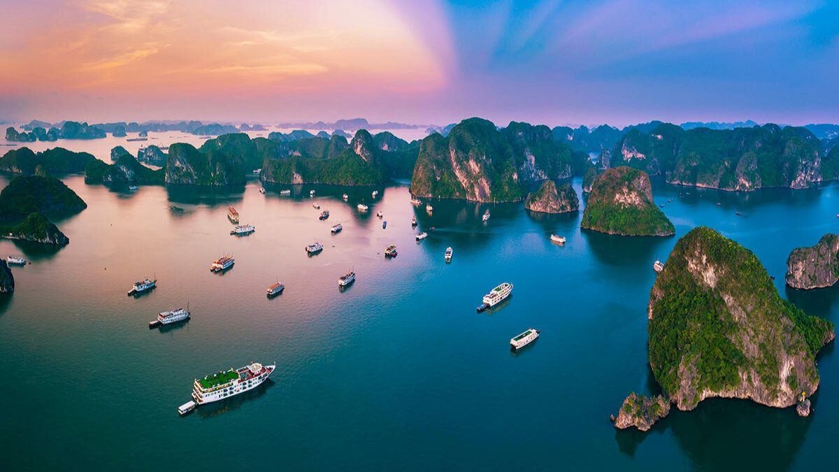 hinh-nen-powerpoint-dia-ly-14 Phong cảnh vịnh đẹp với thuyền trên biển lúc hoàng hôn, độ phân giải 1080x1920, chất lượng HD, du lịch thiên nhiên.