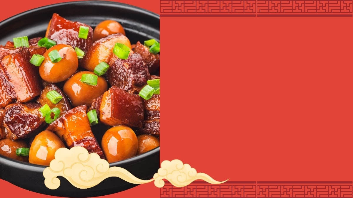 Món thịt kho tàu trang trí đẹp mắt, nền đỏ, độ phân giải 1080x1920, chất lượng HD, ẩm thực truyền thống.
