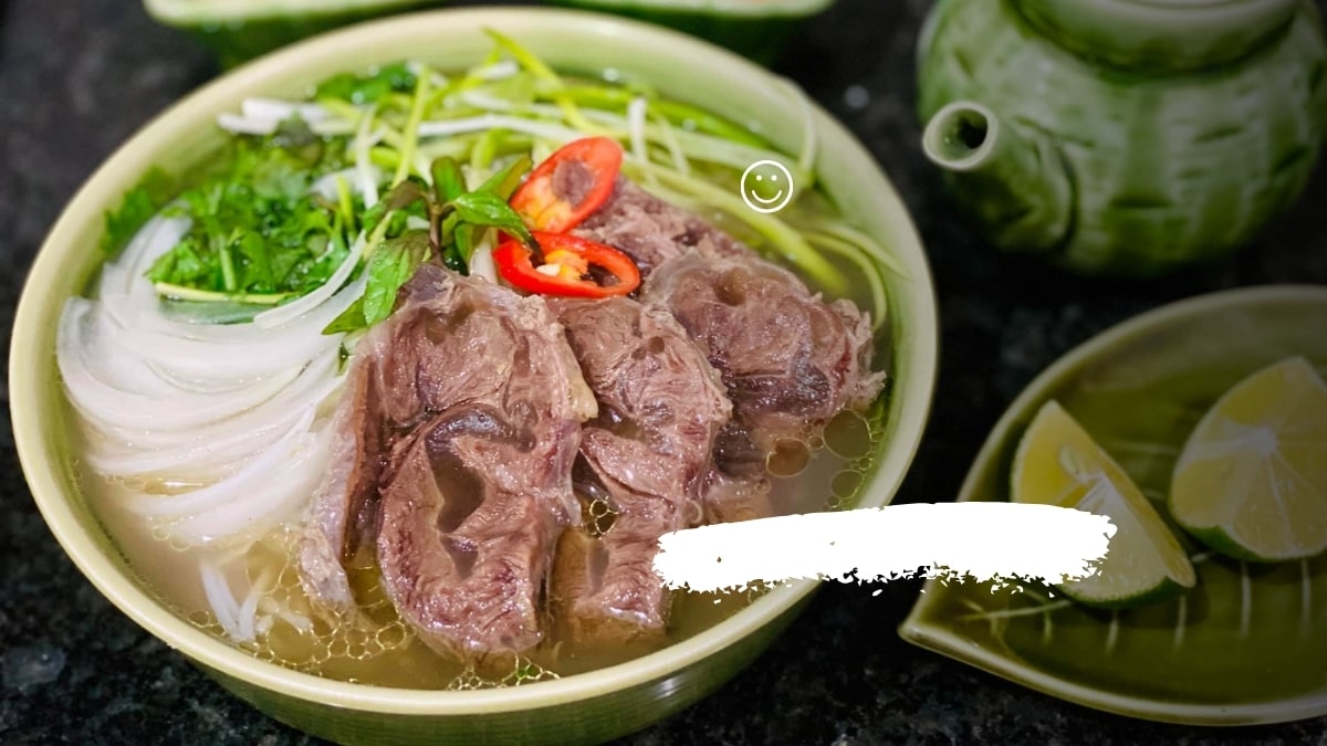 Phở bò truyền thống Việt Nam, chất lượng HD, 675x1200. Từ khóa: phở, ẩm thực Việt Nam, món ăn truyền thống.