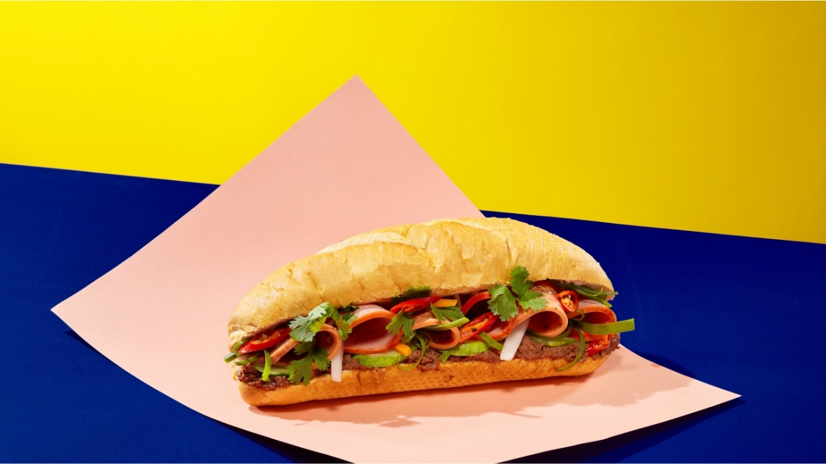 Bánh mì Việt Nam trên nền màu sắc tươi sáng, độ phân giải 675x1200, chất lượng HD, từ khóa: ẩm thực, món ăn đường phố.