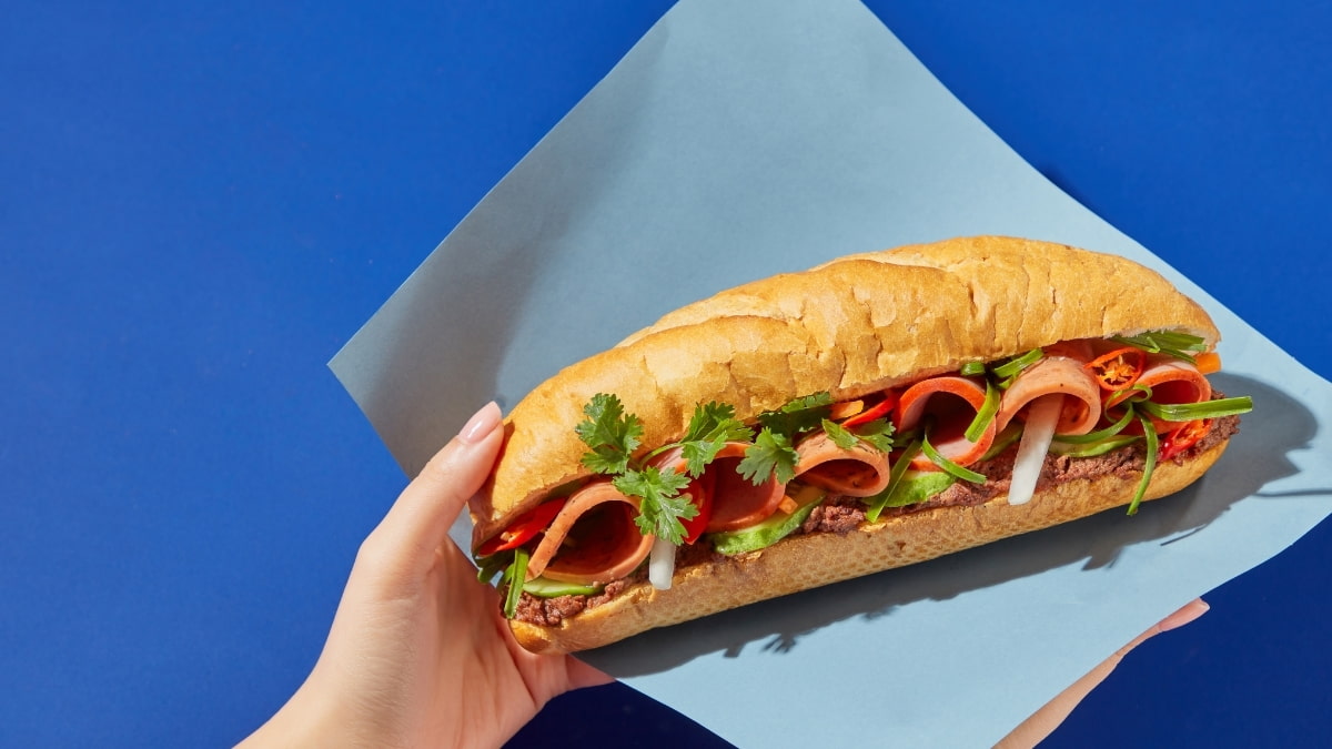 Bánh mì Việt Nam tươi ngon trên nền xanh, độ phân giải 675x1200, ảnh chất lượng HD, từ khóa: bánh mì, ẩm thực.