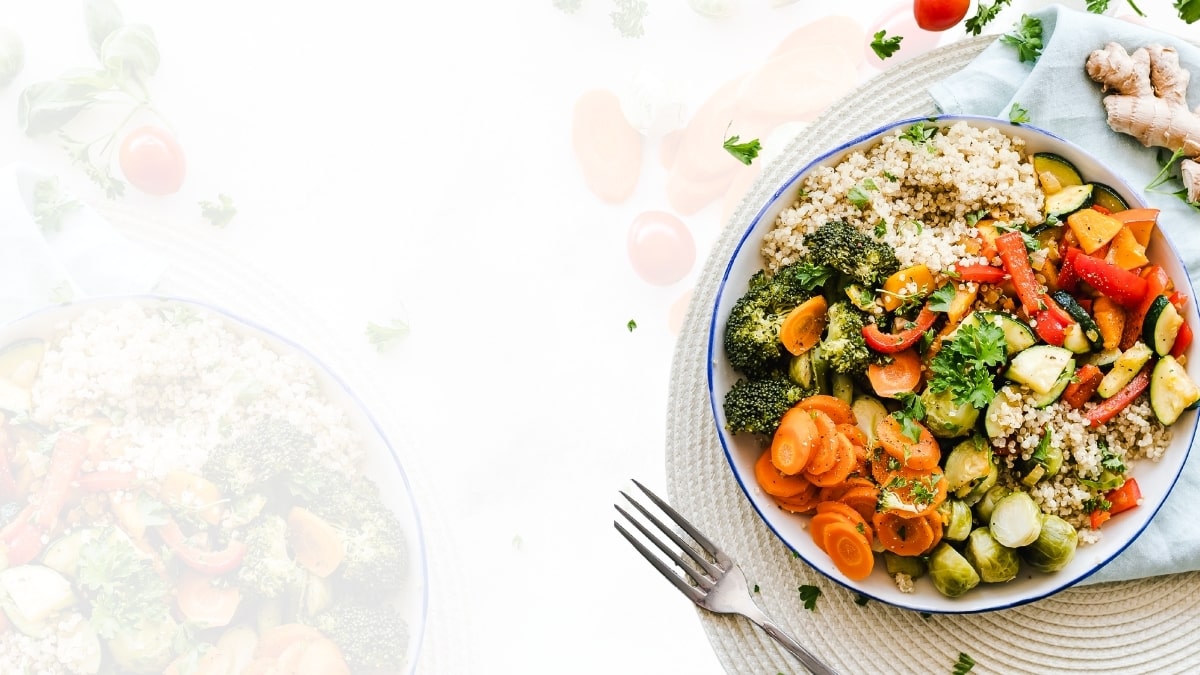 Hình nền bữa ăn chay đầy màu sắc với rau củ và quinoa, độ phân giải 675x1200, chất lượng HD, từ khóa: ăn uống lành mạnh.