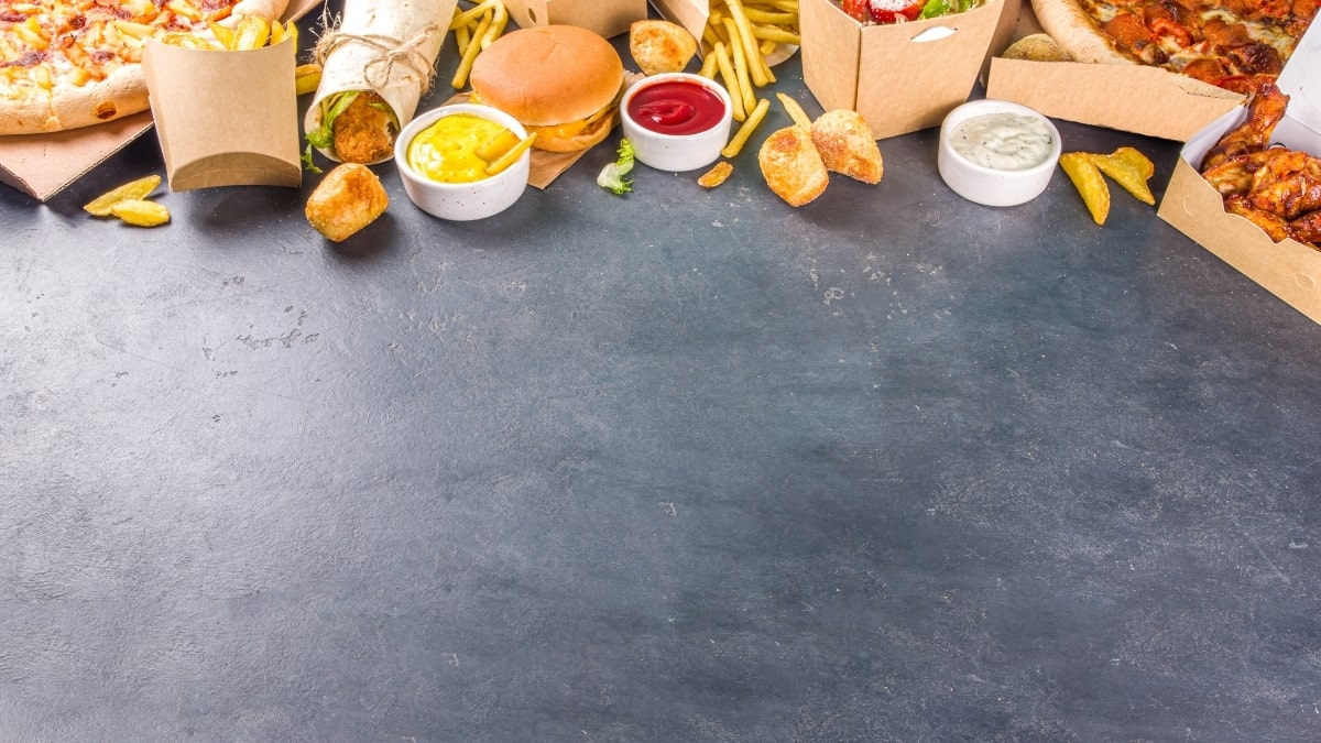 Hình nền ẩm thực nhanh đa dạng với pizza, burger, khoai tây chiên, sốt; độ phân giải 1080x1920, chất lượng HD.