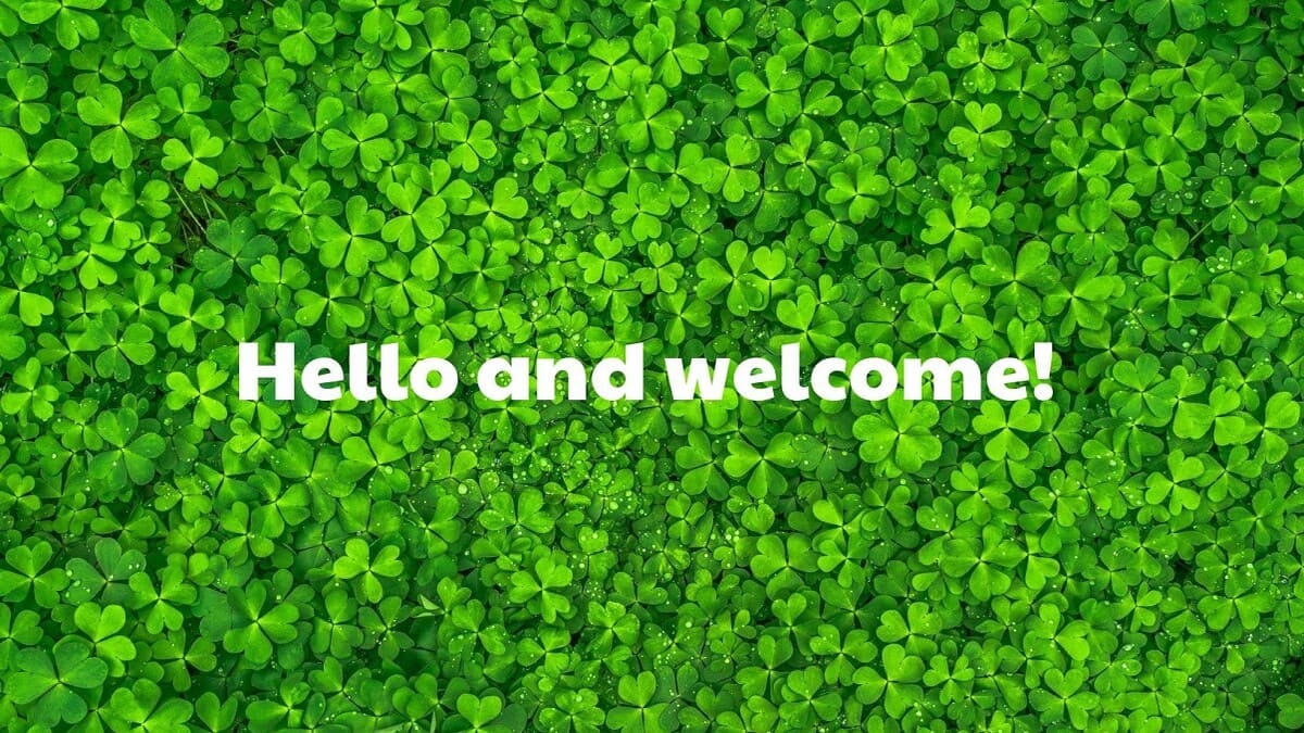 hinh-nen-slide-mo-dau-powerpoint-120 Hình nền cỏ ba lá xanh tươi với dòng chữ "Hello and welcome!", độ phân giải 1080x1920, chất lượng HD.