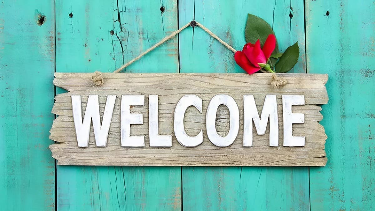 hinh-nen-slide-mo-dau-powerpoint-72 Biển gỗ "Welcome" trên nền xanh, hoa hồng đỏ; độ phân giải 1080x1920 HD, tạo cảm giác chào đón.