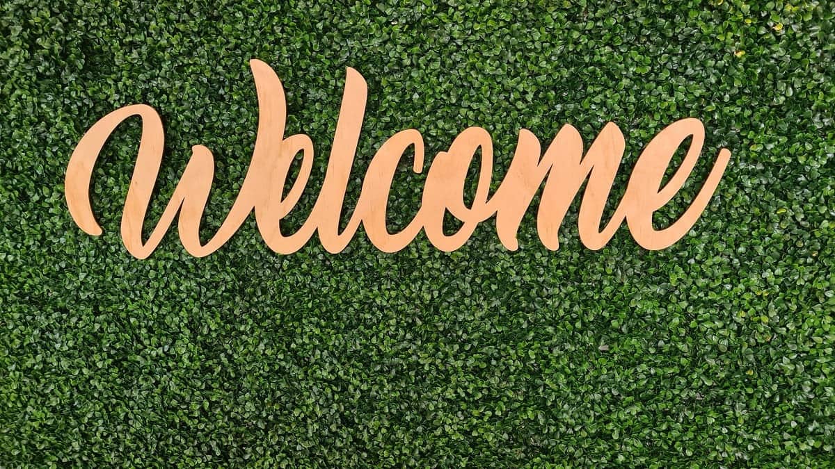 hinh-nen-slide-mo-dau-powerpoint-82 Chữ "Welcome" trên nền cỏ xanh, độ phân giải 1080x1920, hình ảnh HD, tạo cảm giác chào đón tự nhiên.