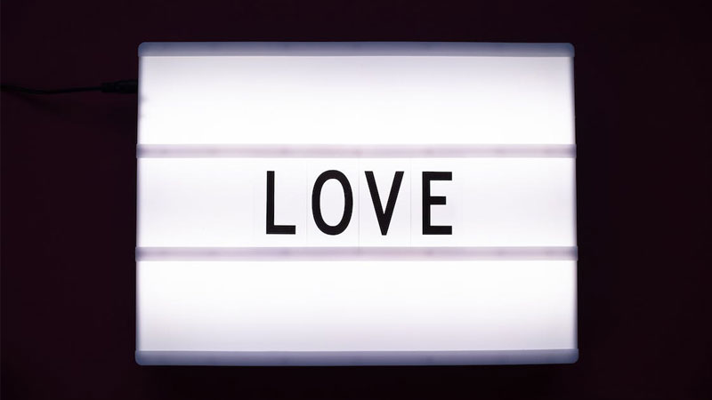 Biển hiệu chữ "LOVE" sáng đèn, nền tối, độ phân giải 450x800, chất lượng HD, tạo cảm giác ấm áp và lãng mạn.
