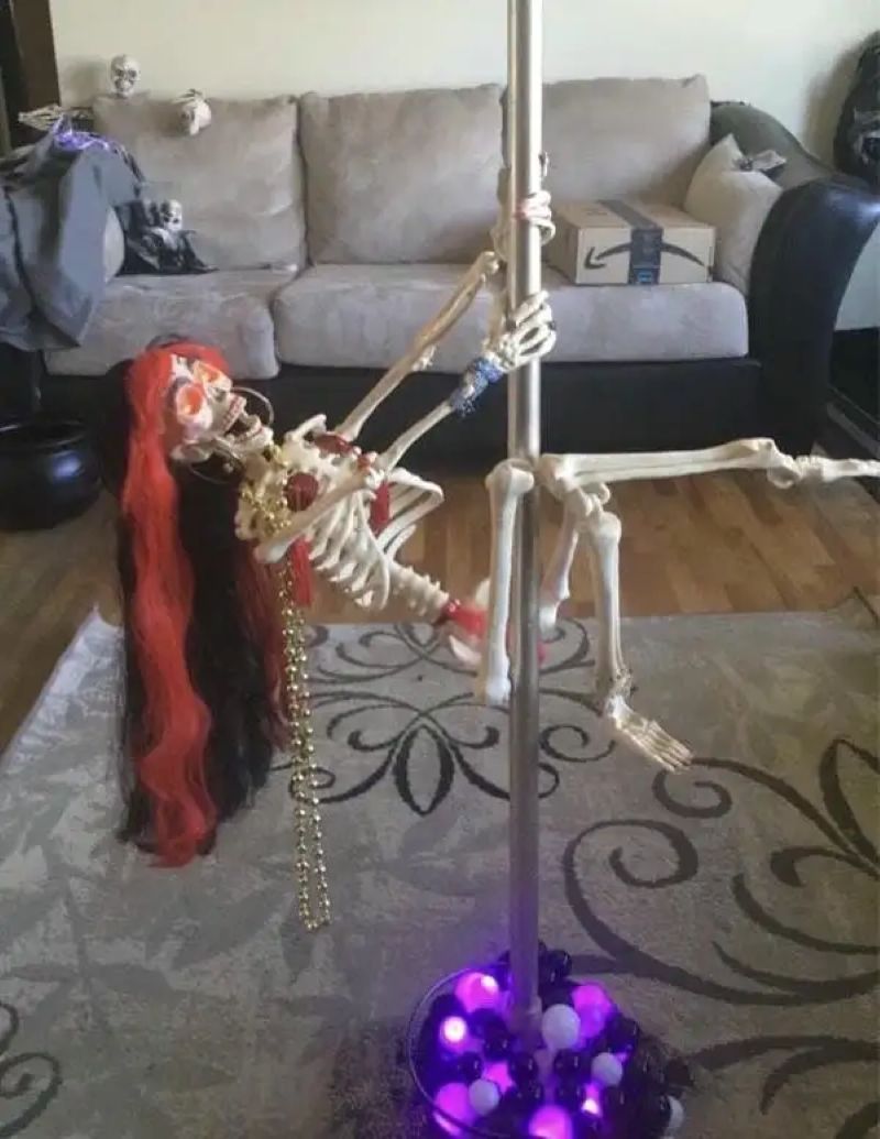 Bộ xương nhảy cột trong phòng khách, trang trí Halloween độc đáo, độ phân giải 993x768, chất lượng HD.