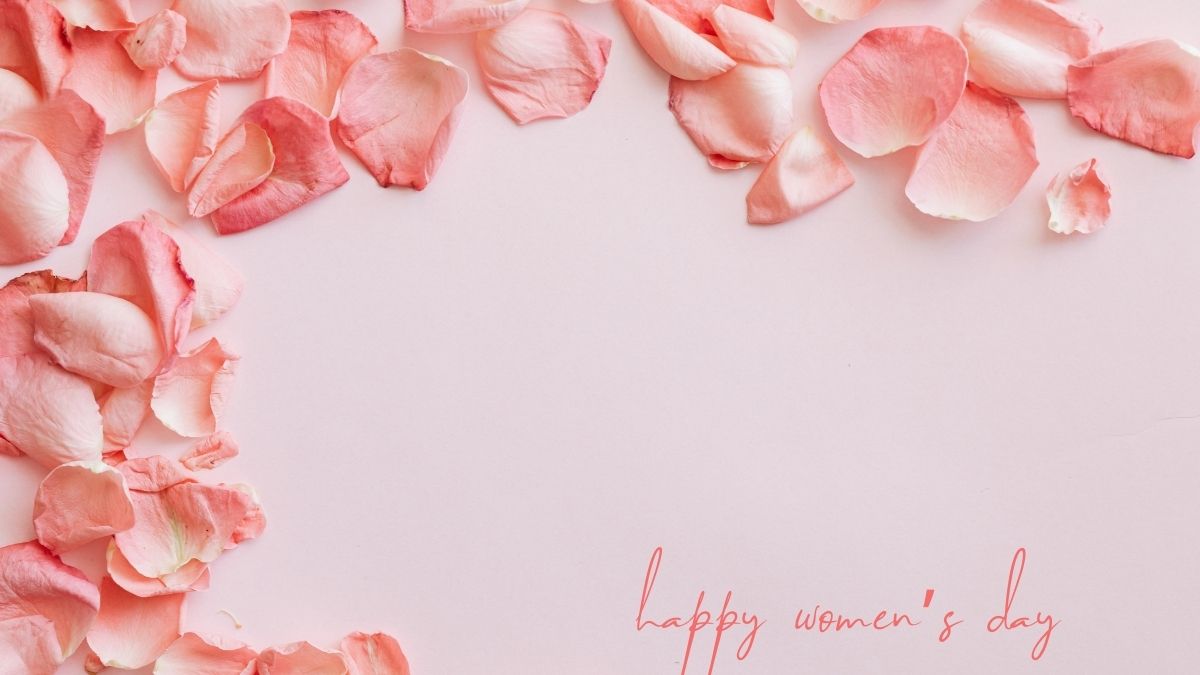 powerpoint-8-3-99 Cánh hoa hồng trên nền hồng nhẹ nhàng, chữ "Happy Women's Day", độ phân giải 675x1200, hình ảnh HD.