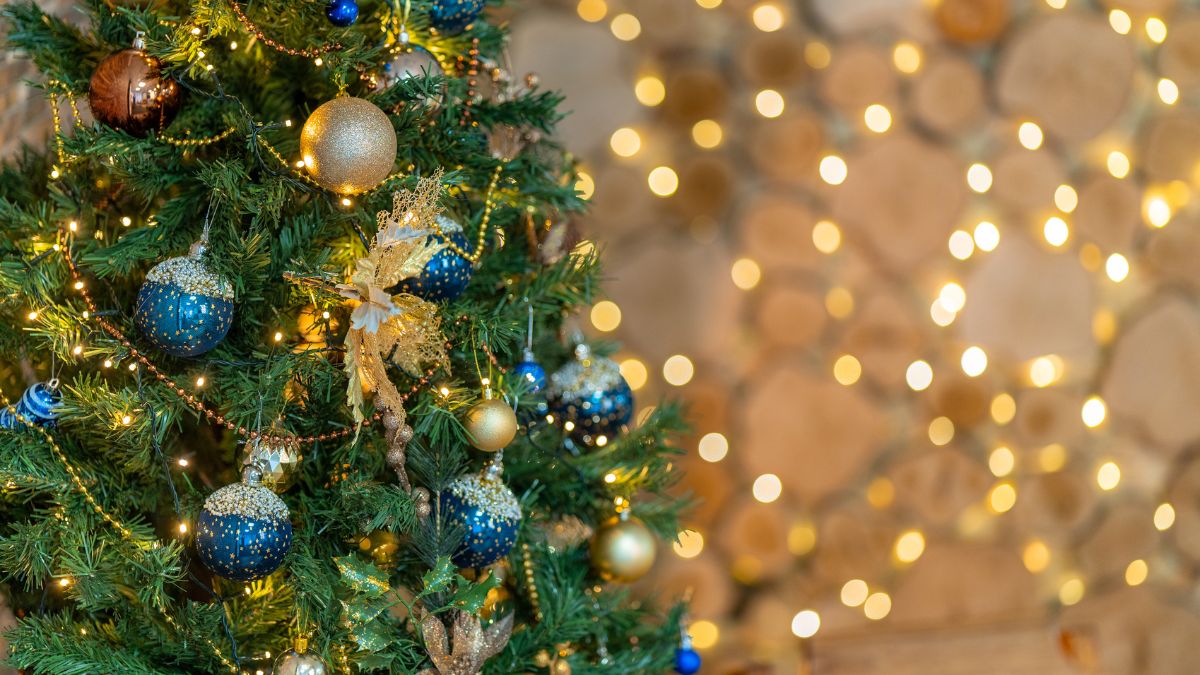 Cây thông Noel trang trí lộng lẫy với đèn vàng và quả châu xanh, nền bokeh lung linh, HD, 1080x1920.