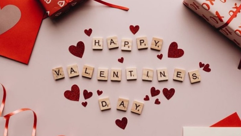 Hình nền Valentine với chữ Scrabble và trái tim, độ phân giải 450x800, chất lượng HD.