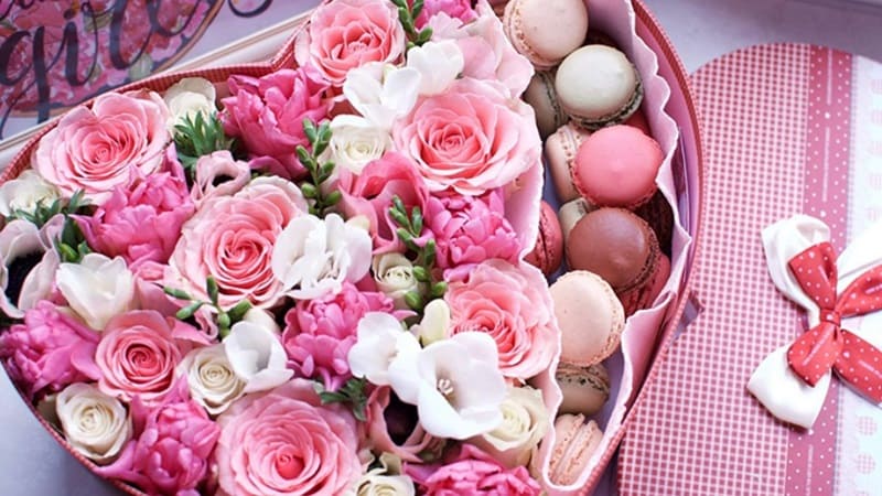 Hộp hoa hồng và bánh macaron hồng, hình nền HD 1080x1920, lãng mạn và tinh tế, chủ đề hoa và bánh ngọt.