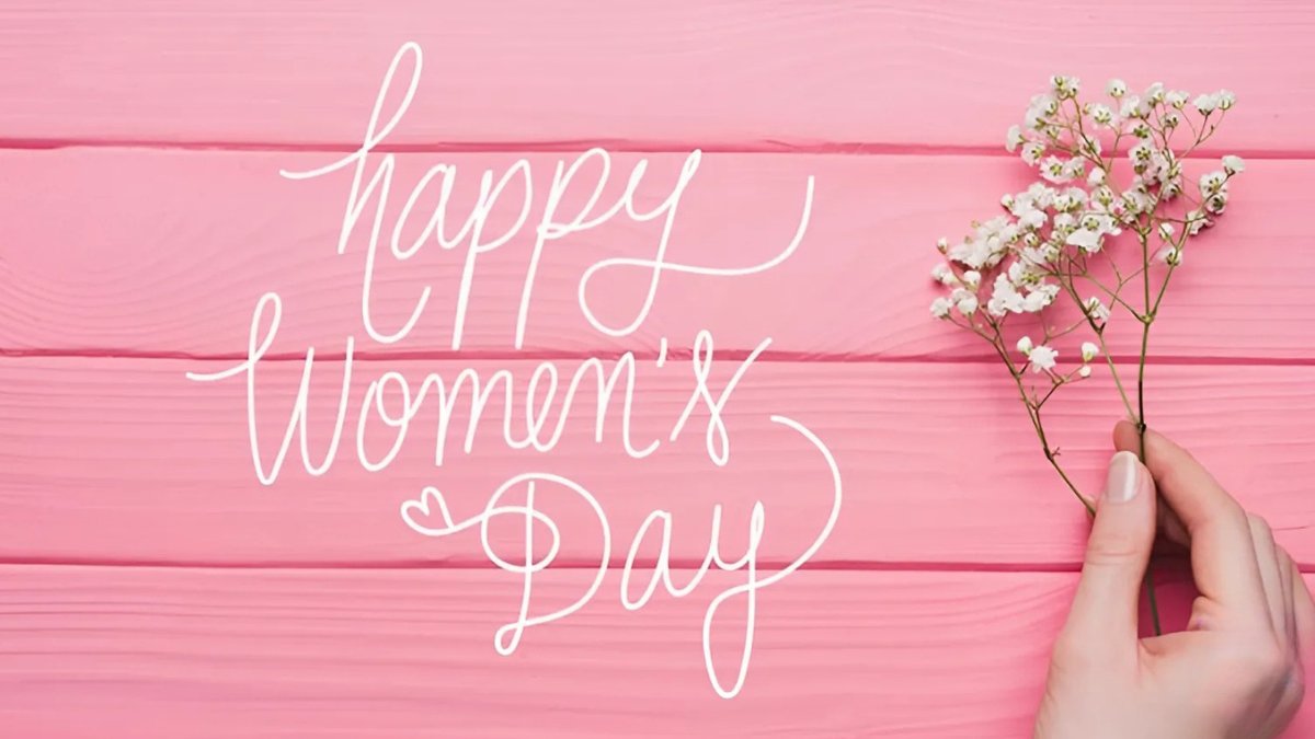 Hình nền Ngày Quốc tế Phụ nữ với chữ viết tay và hoa trên nền hồng, độ phân giải 1080x1920, chất lượng HD.