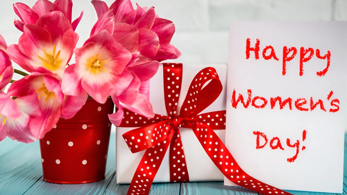 Bó hoa tulip hồng và hộp quà, chữ "Happy Women's Day", nền 1080x1920, chất lượng HD, chủ đề chúc mừng ngày phụ nữ.
