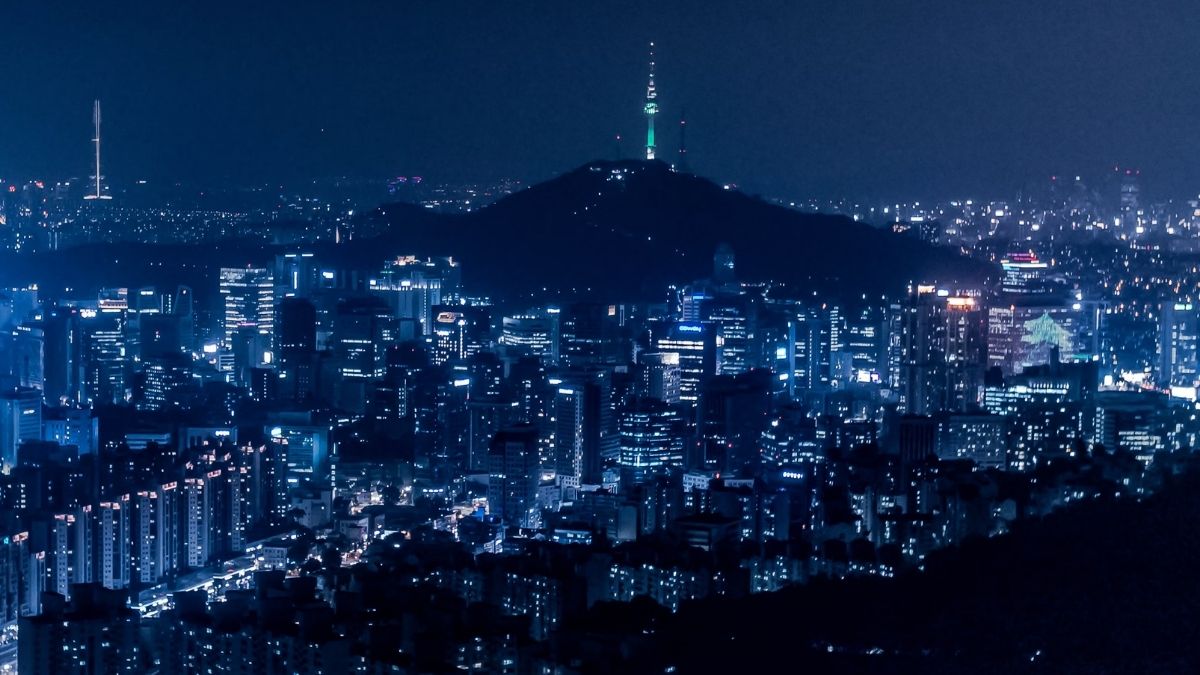 Ảnh nền thành phố Seoul về đêm, tòa tháp nổi bật, độ phân giải 1080x1920, chất lượng HD, ánh sáng lung linh.