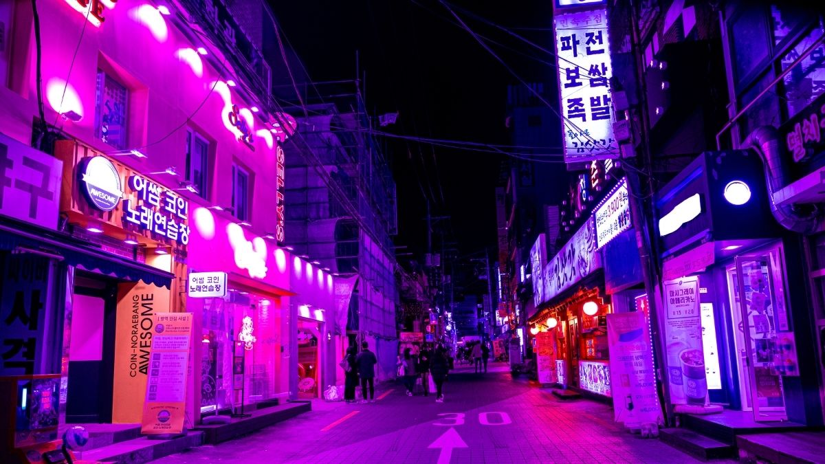 Phố đêm neon sống động, ánh sáng tím lung linh, độ phân giải 1080x1920, chất lượng HD, không khí đô thị hiện đại.
