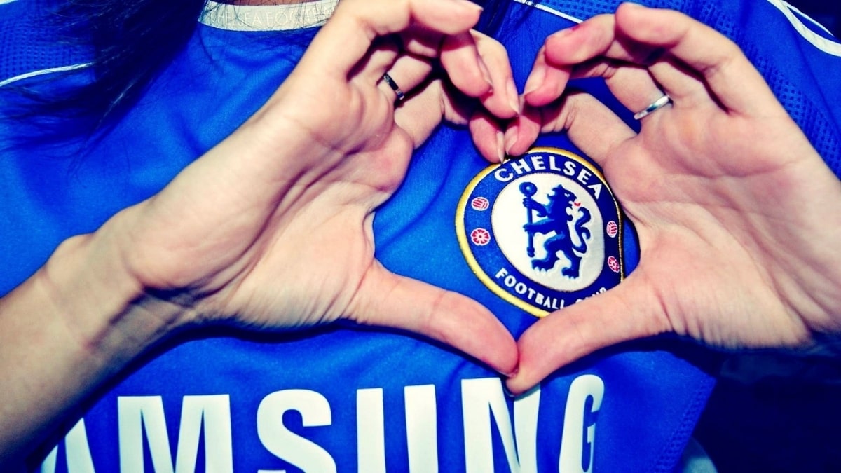 Áo đấu Chelsea với logo nổi bật trong khung tay hình trái tim, độ phân giải 1080x1920, chất lượng HD.
