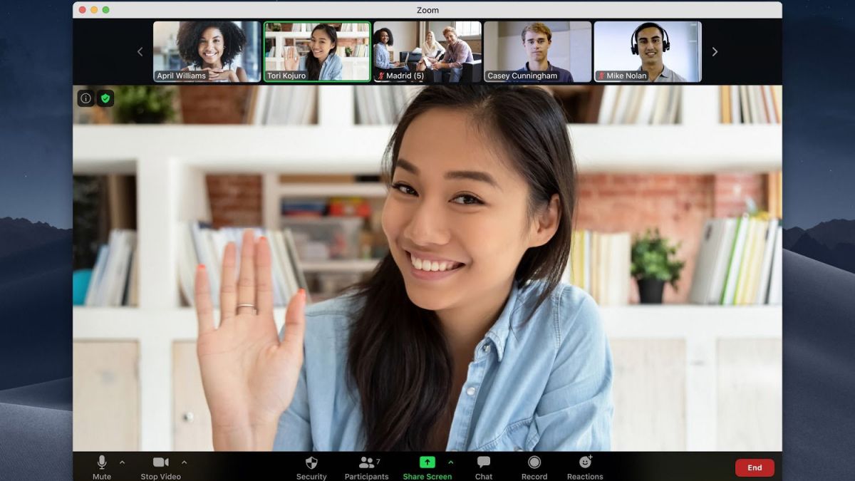 Cuộc gọi video nhóm qua Zoom, chất lượng HD, độ phân giải 1080x1920, giao tiếp trực tuyến hiệu quả.