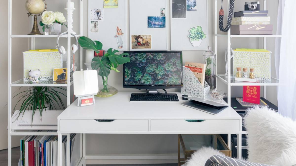 Bàn làm việc sáng tạo với máy tính và cây xanh, độ phân giải 1080x1920, chất lượng HD, phù hợp cho ý tưởng thiết kế nội thất.