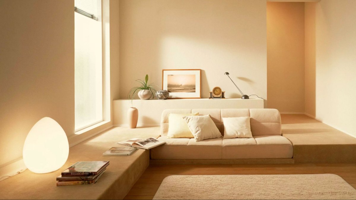 Phòng khách tối giản với sofa màu kem, ánh sáng tự nhiên, chất lượng HD, 1080x1920, nội thất hiện đại.